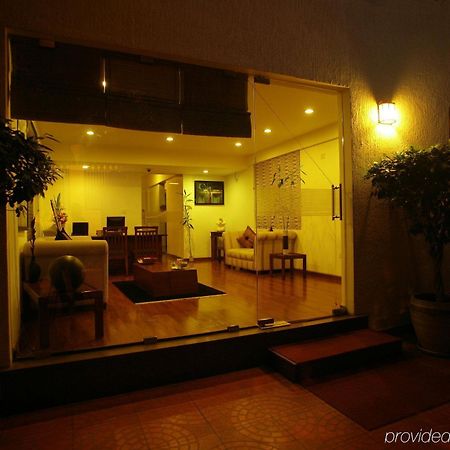 Justa Off Mg Road Hotell Bangalore Eksteriør bilde