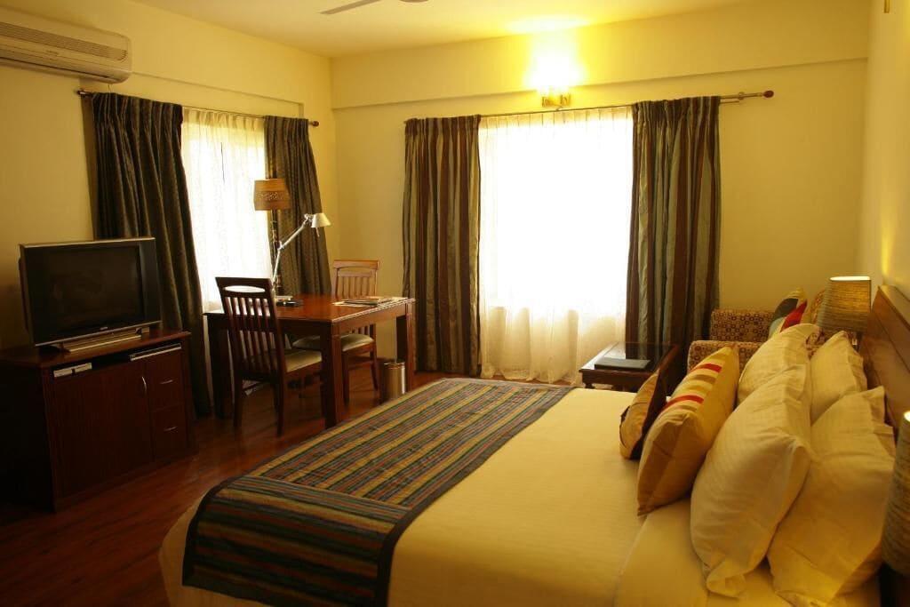 Justa Off Mg Road Hotell Bangalore Eksteriør bilde