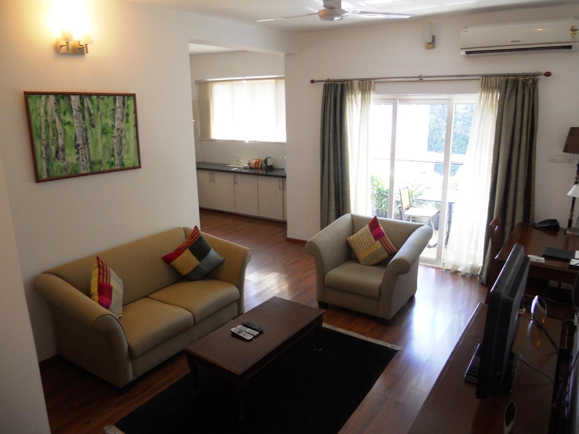 Justa Off Mg Road Hotell Bangalore Eksteriør bilde