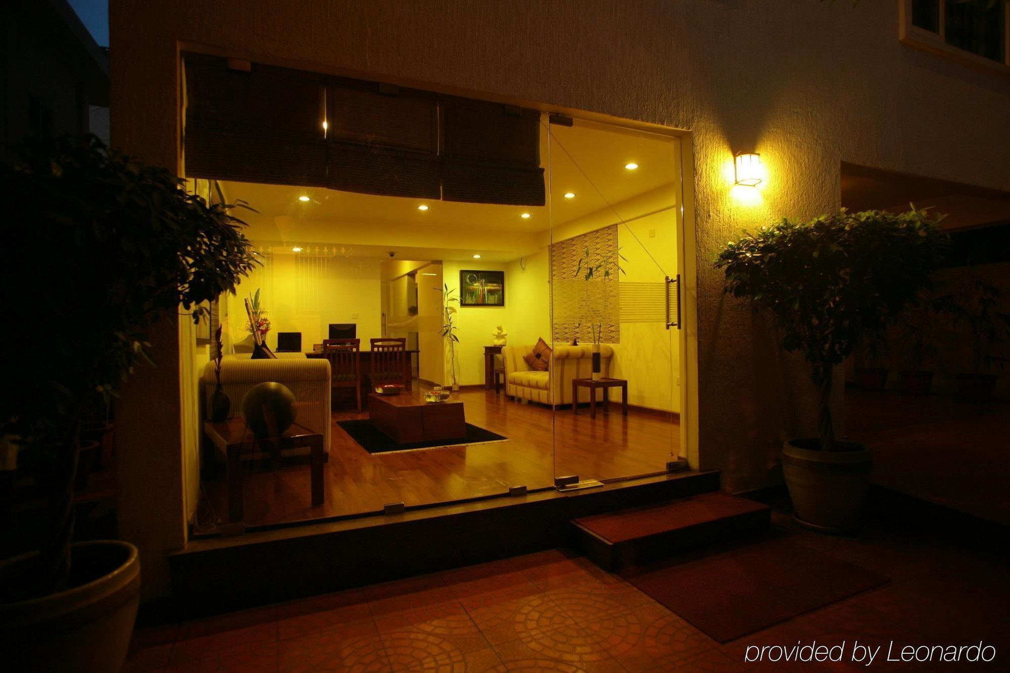 Justa Off Mg Road Hotell Bangalore Eksteriør bilde