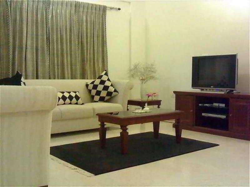Justa Off Mg Road Hotell Bangalore Rom bilde
