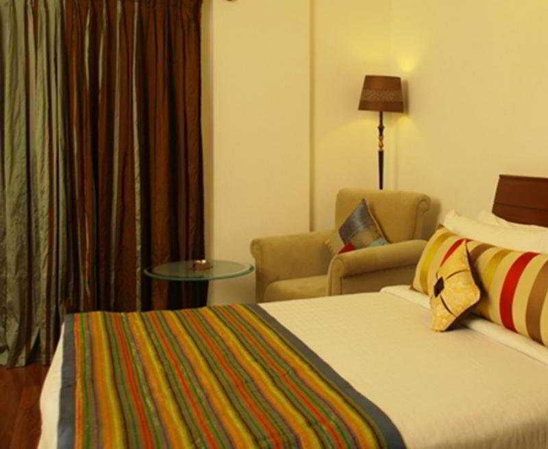 Justa Off Mg Road Hotell Bangalore Eksteriør bilde
