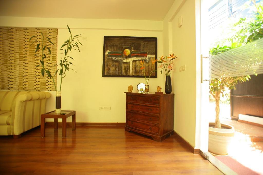 Justa Off Mg Road Hotell Bangalore Eksteriør bilde