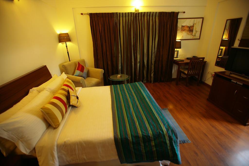 Justa Off Mg Road Hotell Bangalore Eksteriør bilde