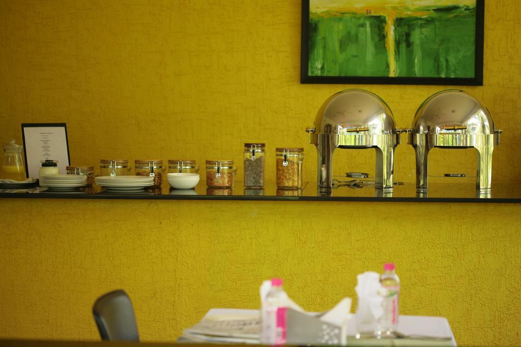 Justa Off Mg Road Hotell Bangalore Eksteriør bilde