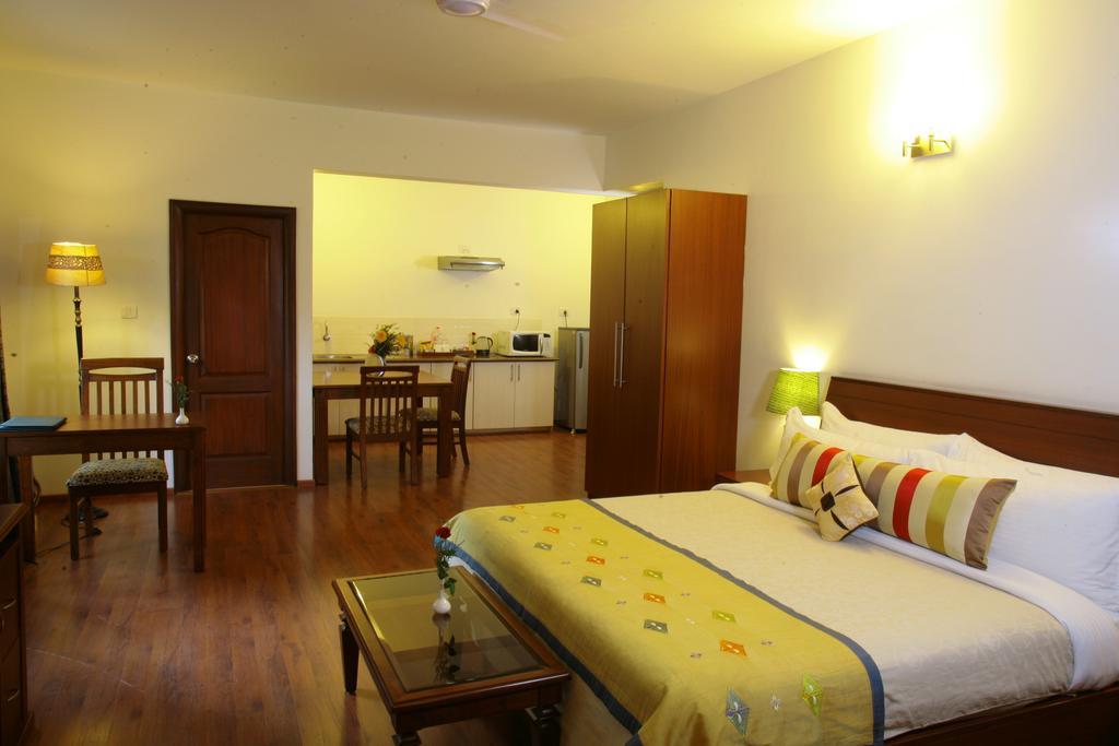 Justa Off Mg Road Hotell Bangalore Eksteriør bilde