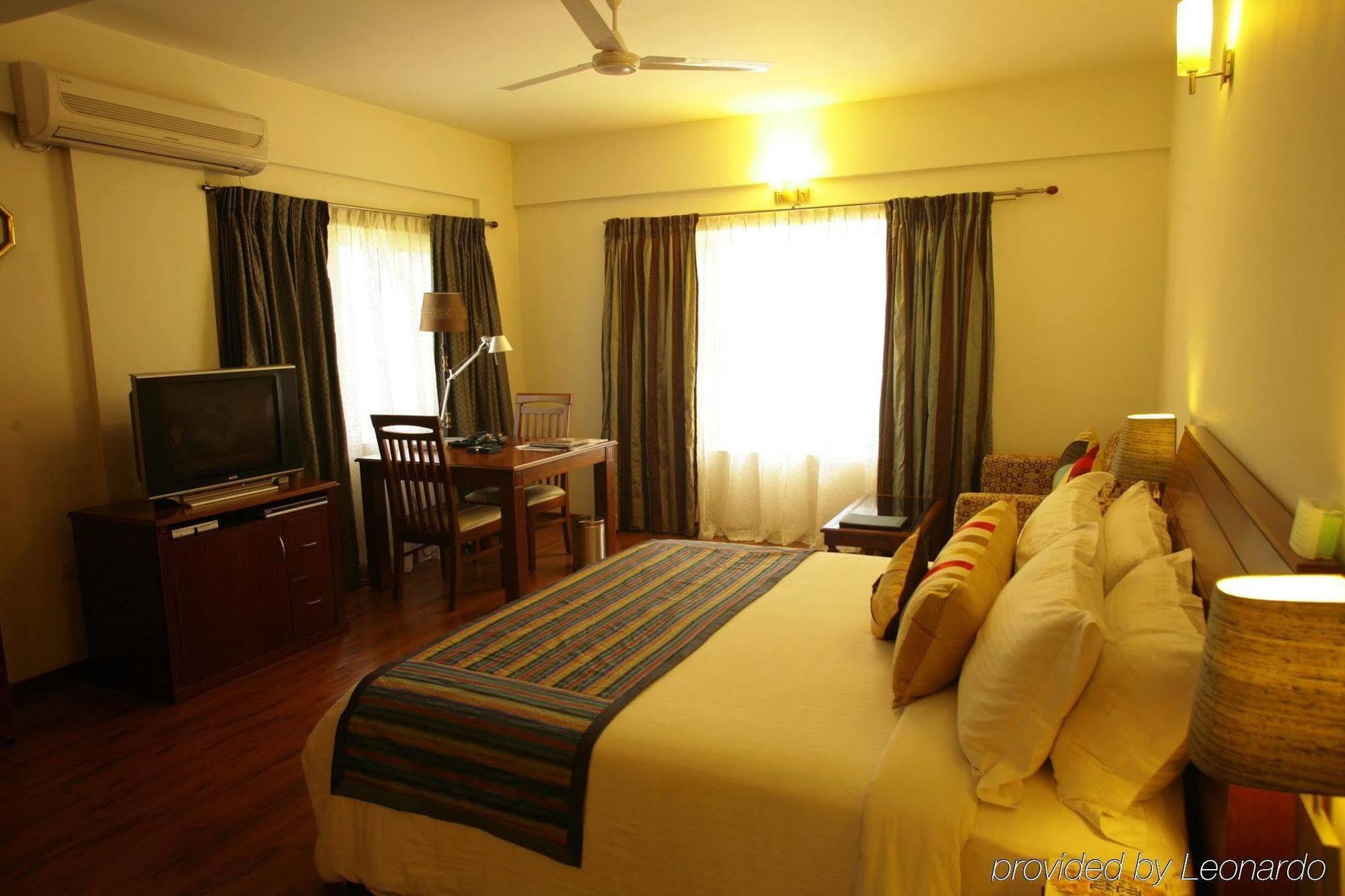 Justa Off Mg Road Hotell Bangalore Rom bilde