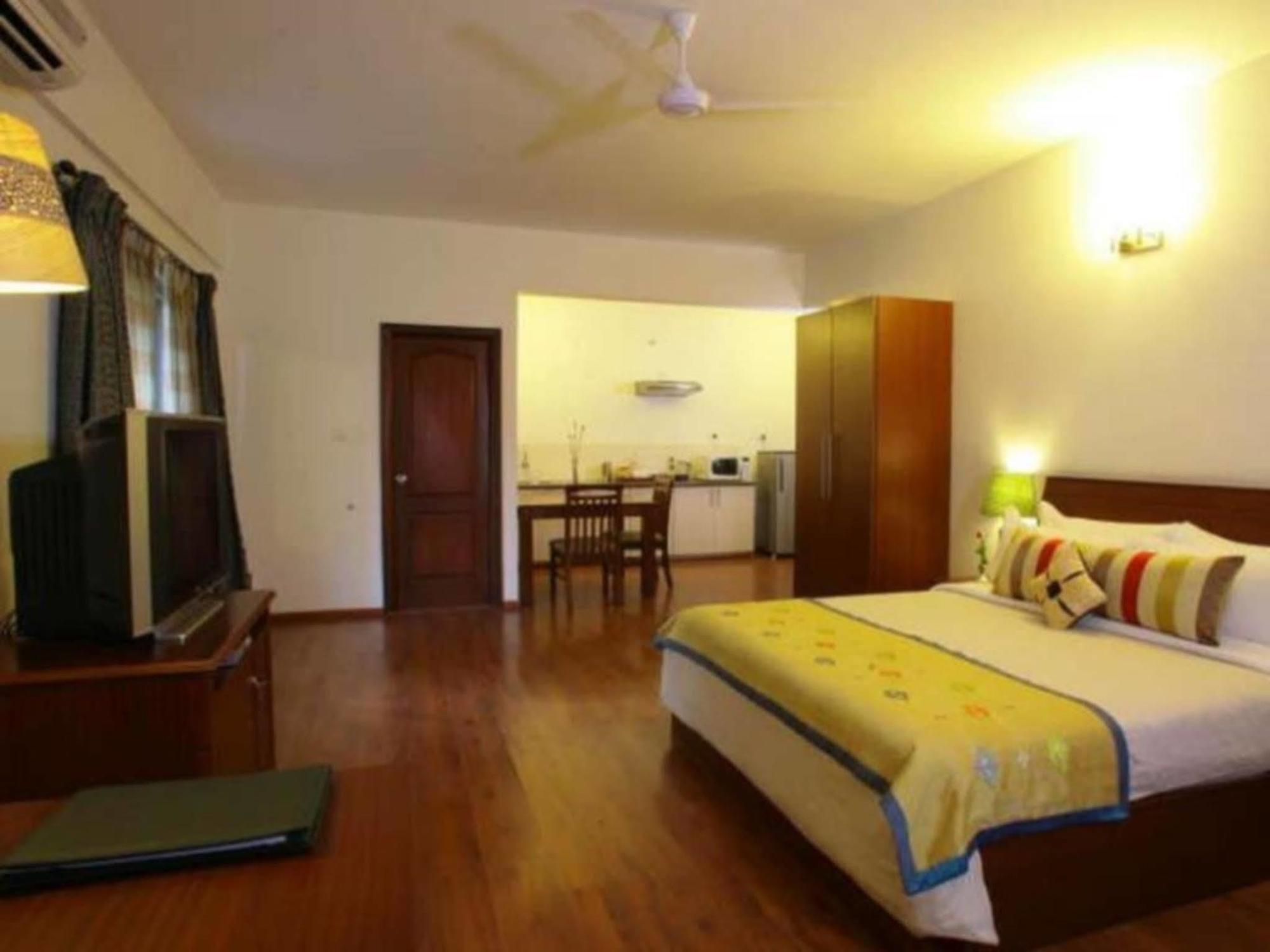Justa Off Mg Road Hotell Bangalore Eksteriør bilde